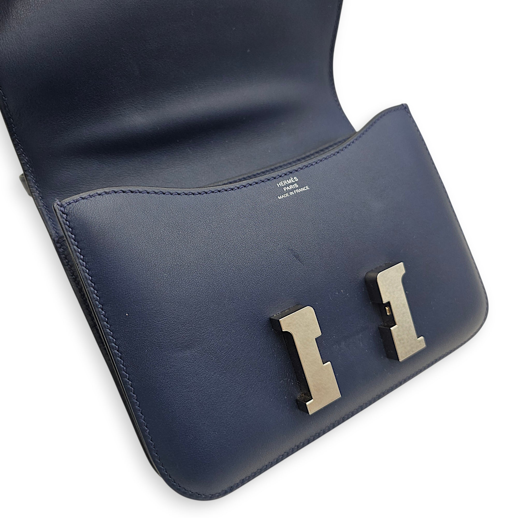 Constance 18 Blue Sapphire in Swift, Palladium hardware