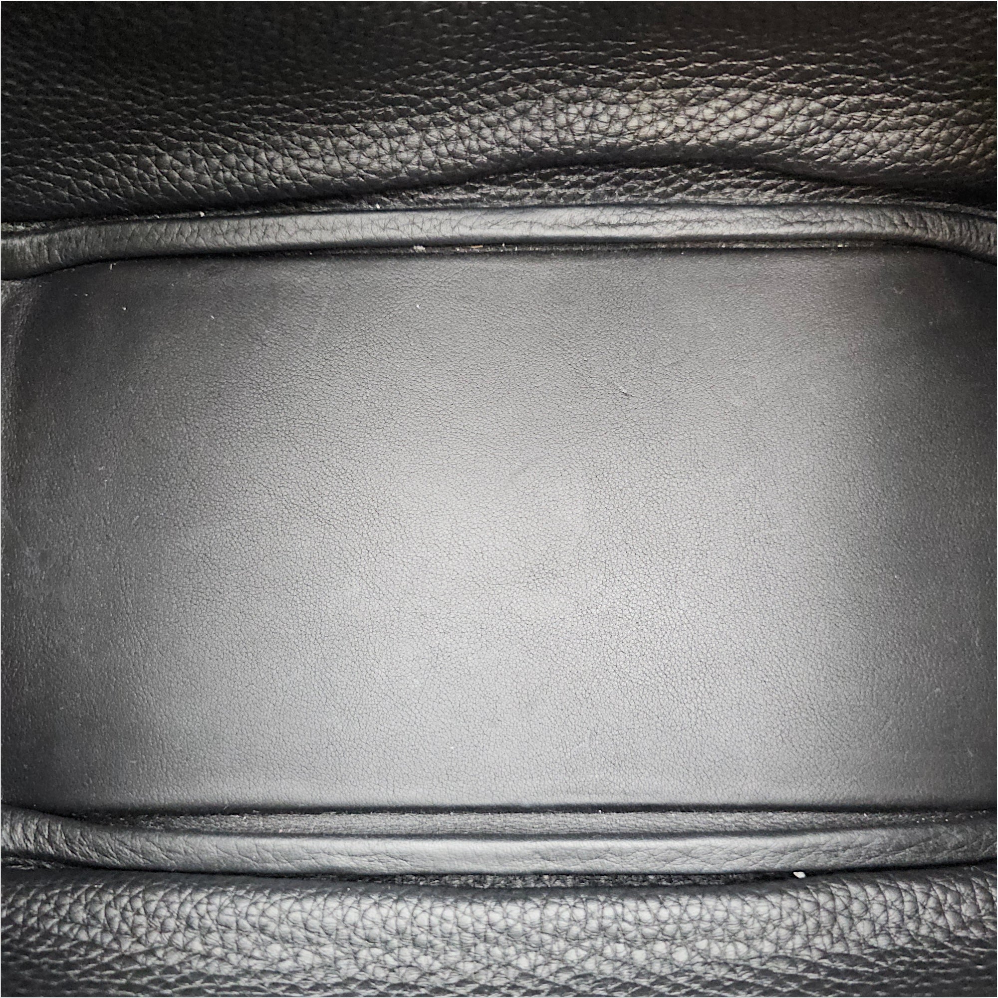 Lindy 26 Black in Clemence, Gold hardware