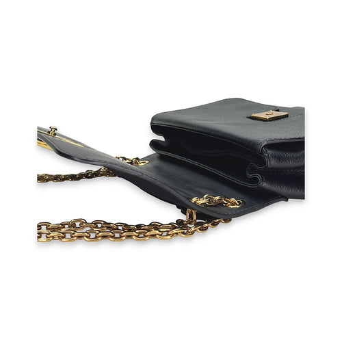 Very Chain Black Shoulder Bag in Calfskin, Gold hardware