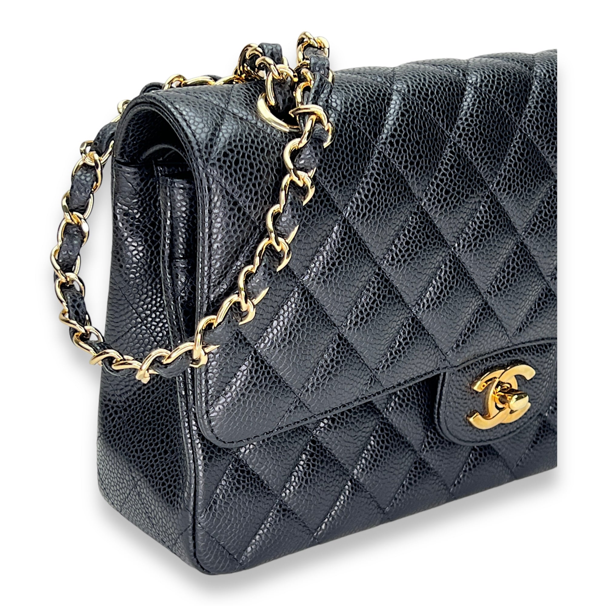 Classic Double Flap Mediun Shoulder bag in Caviar leather, Gold Hardware