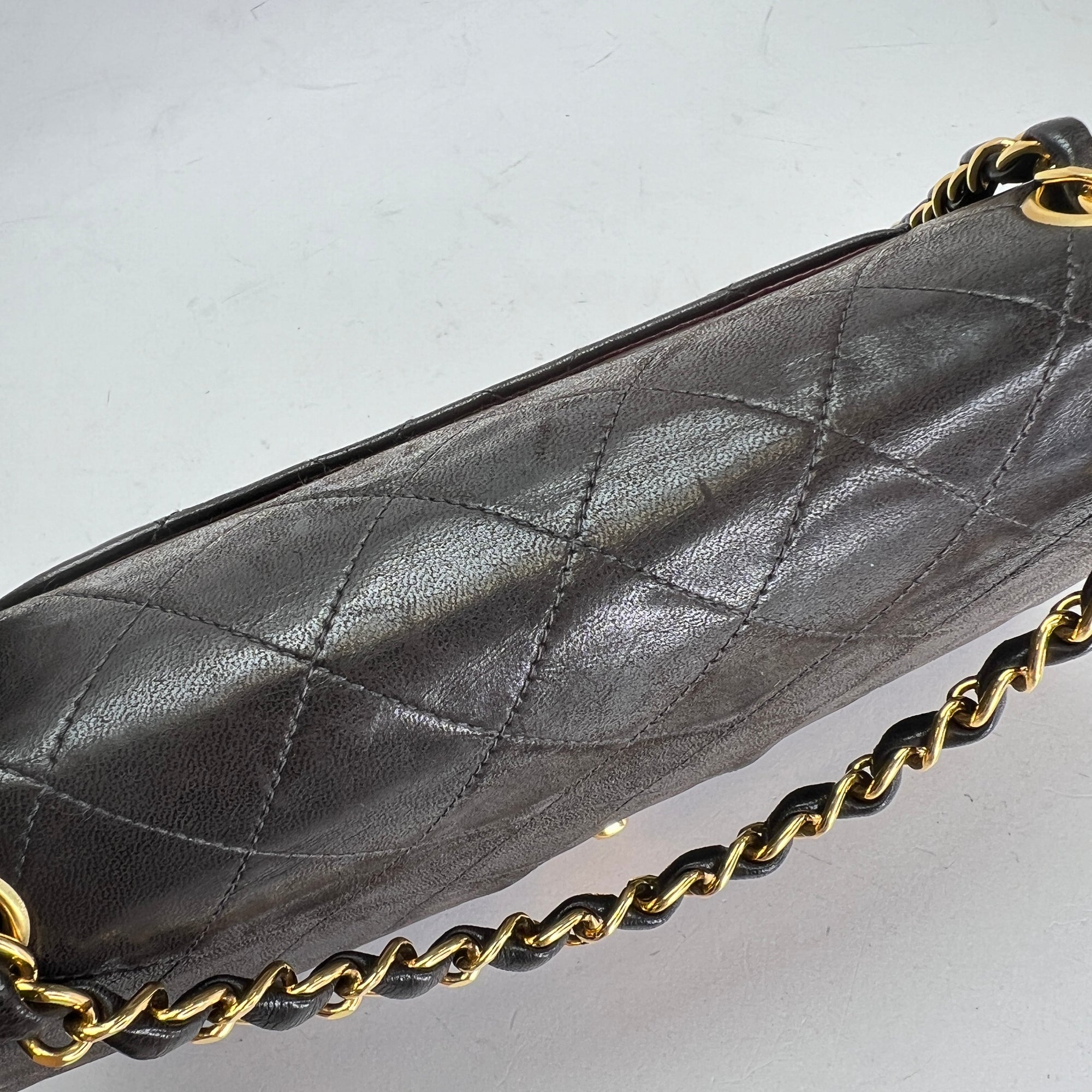 Classic Medium Vintage Shoulder Bag in Lambskin, Gold hardware