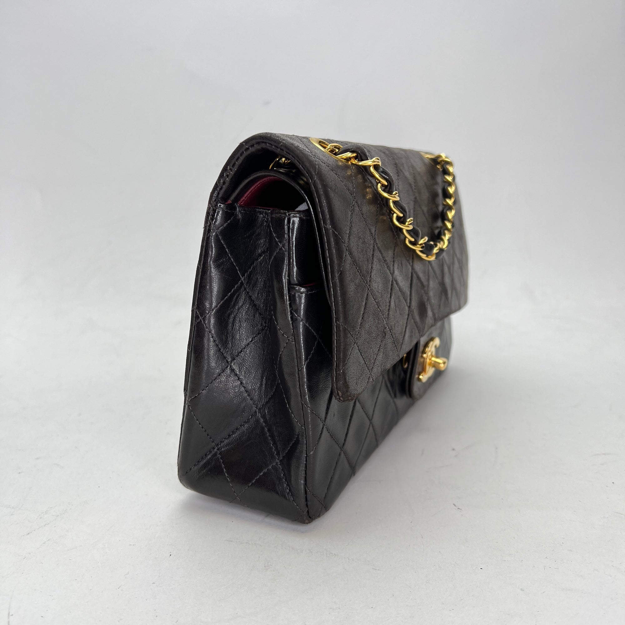 Classic Medium Vintage Shoulder Bag in Lambskin, Gold hardware