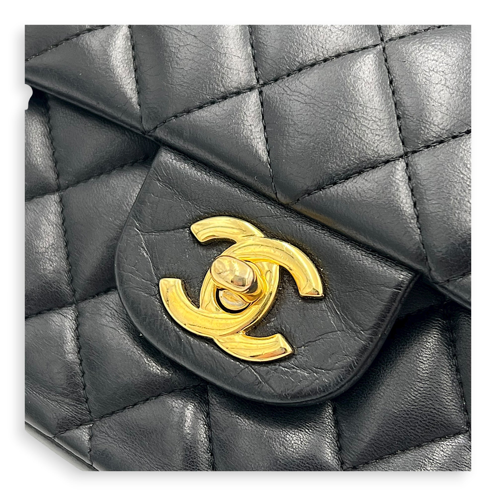 Classic Shoulder Bag Medium Black in Lambskin, Gold hardware