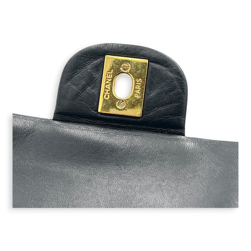 Classic Shoulder Bag Medium Black in Lambskin, Gold hardware