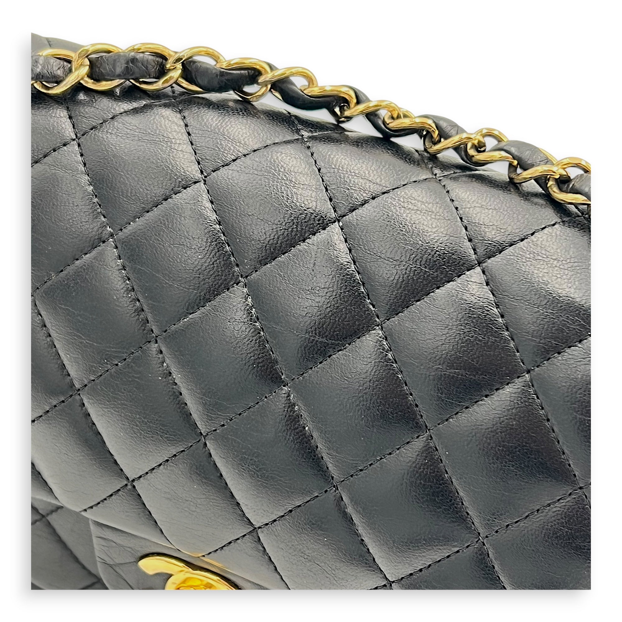 Classic Shoulder Bag Medium Black in Lambskin, Gold hardware