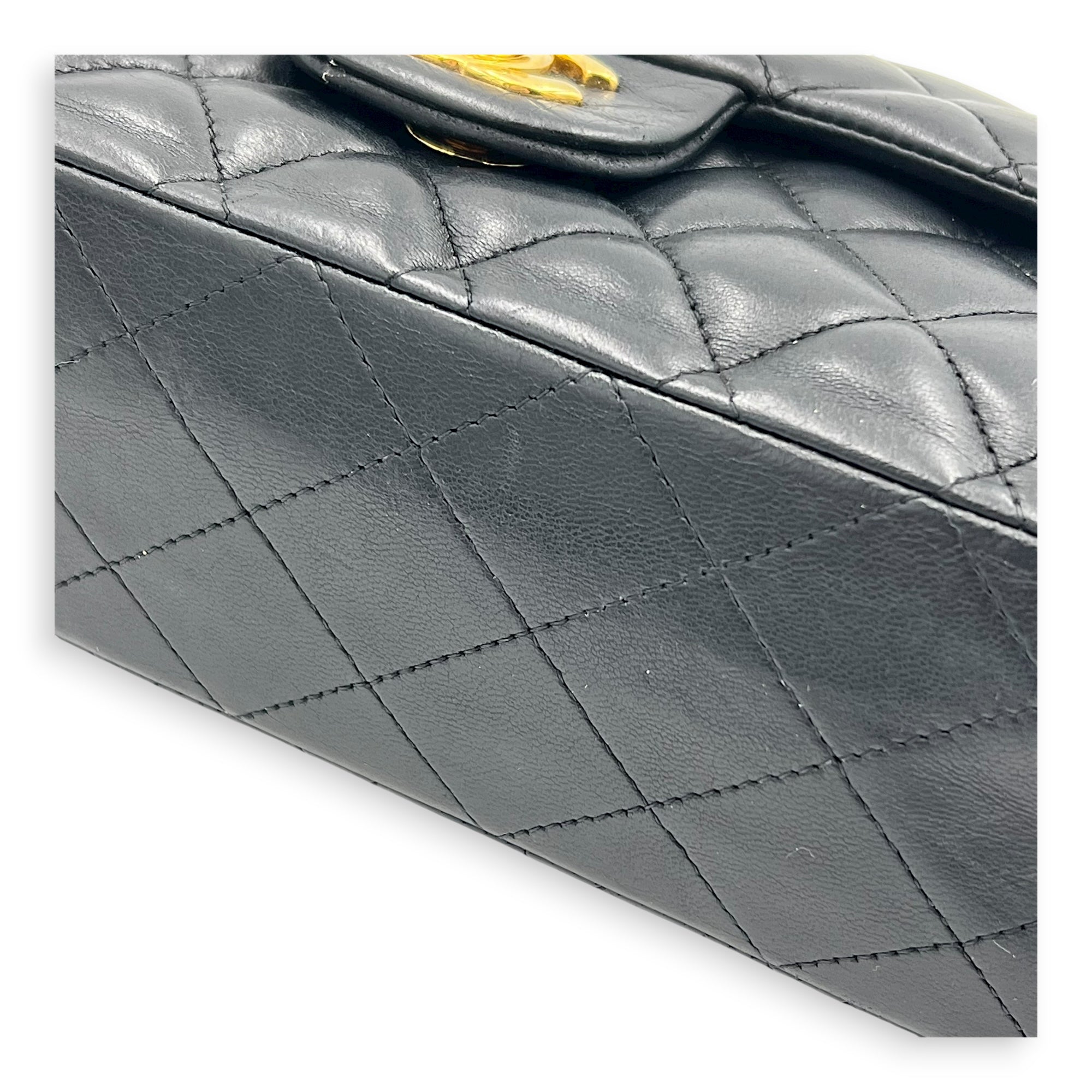 Classic Shoulder Bag Medium Black in Lambskin, Gold hardware