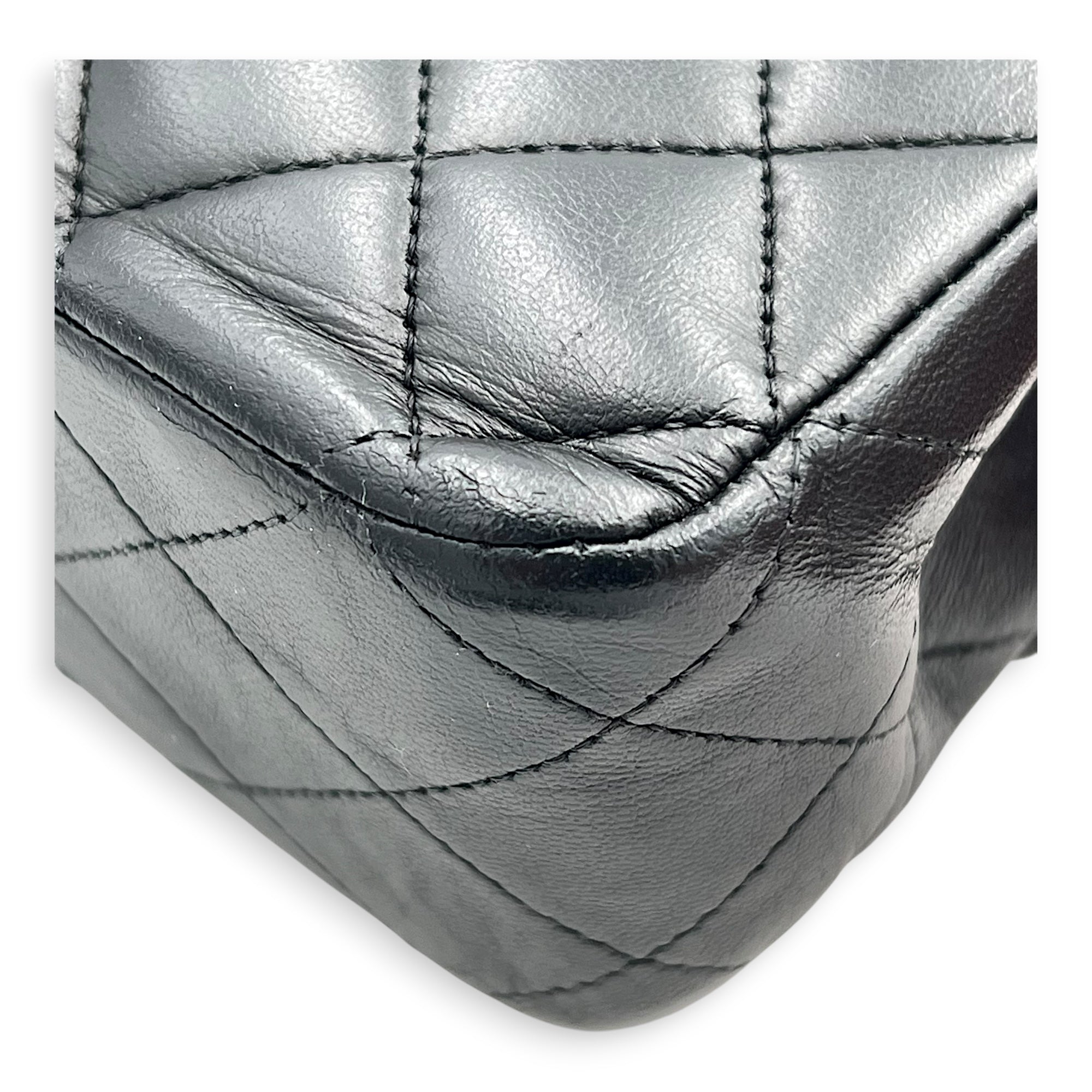 Classic Shoulder Bag Medium Black in Lambskin, Gold hardware
