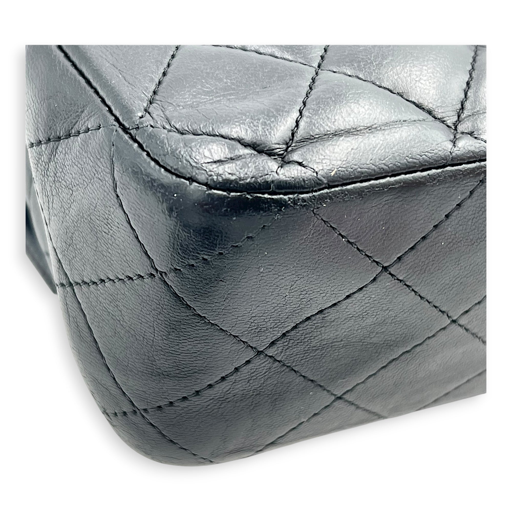 Classic Shoulder Bag Medium Black in Lambskin, Gold hardware