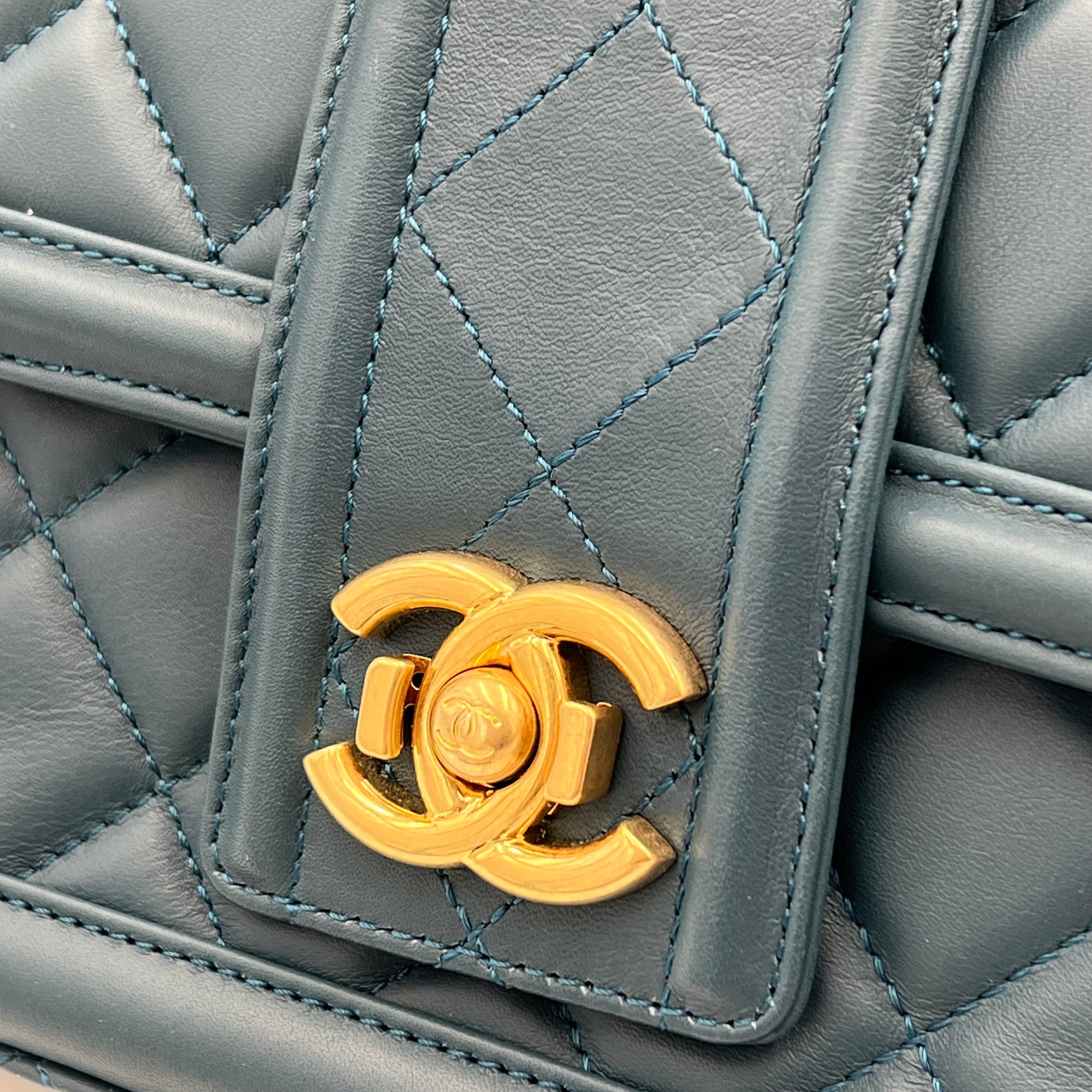 Quilted Green Shoulder Bag in Calfskin, Gold hardware