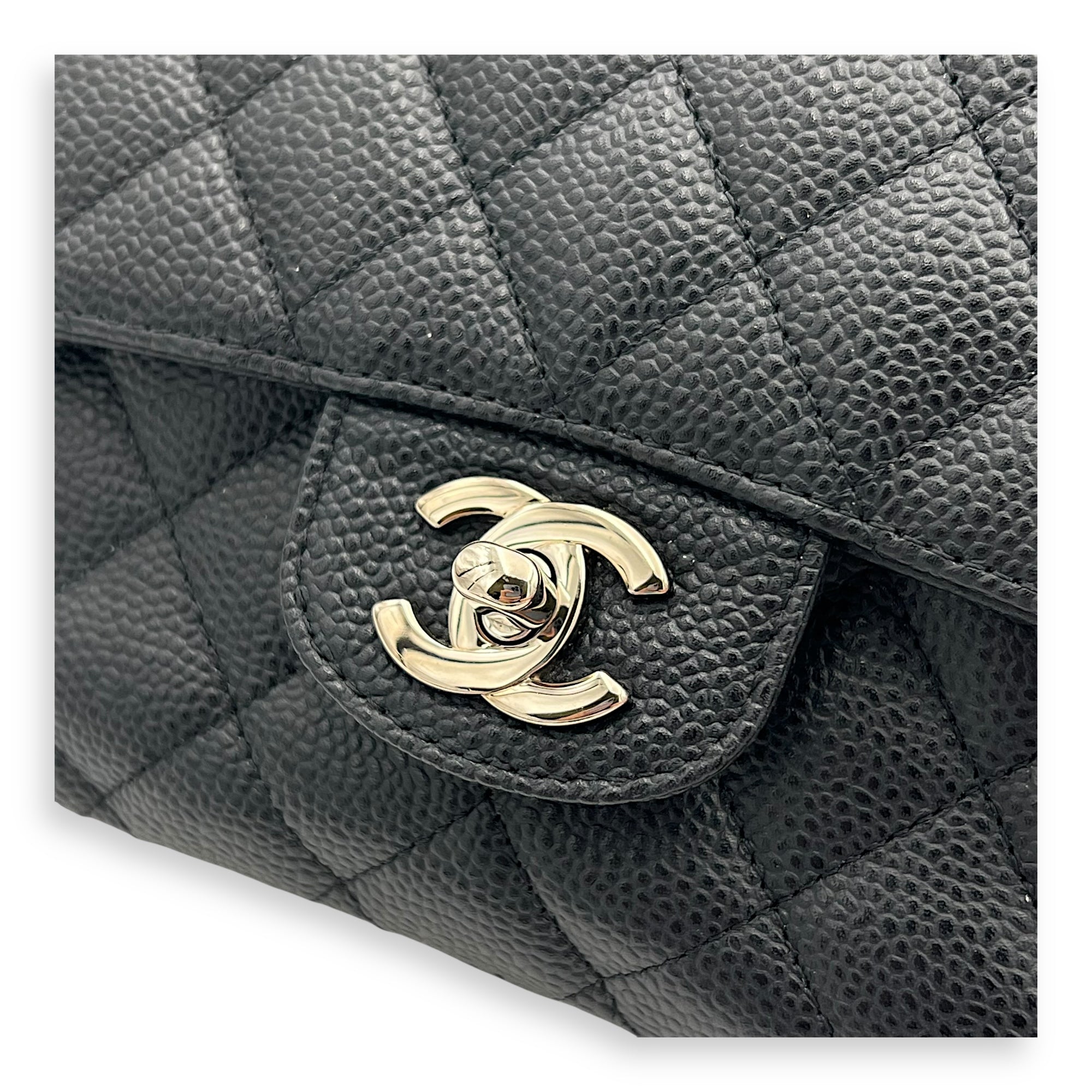 Classic Shoulder Bag Medium Black in Caviar Leather, Silver hardware