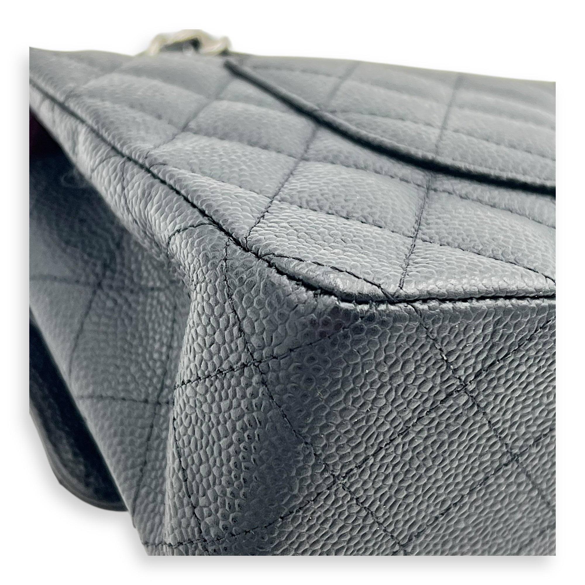 Classic Shoulder Bag Medium Black in Caviar Leather, Silver hardware