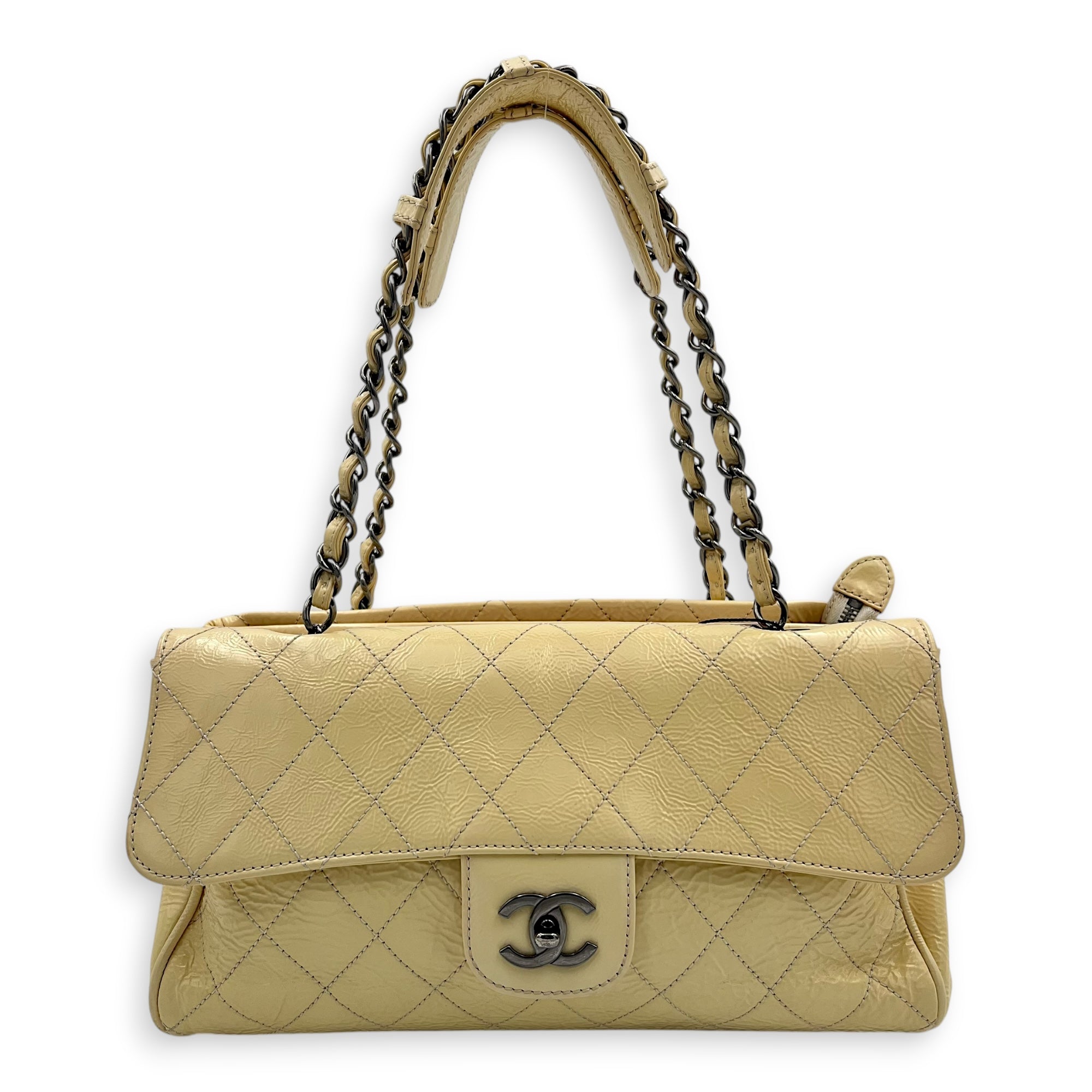 Vintage CC lock Shoulder Bag Beige in Patent Leather, Silver hardware