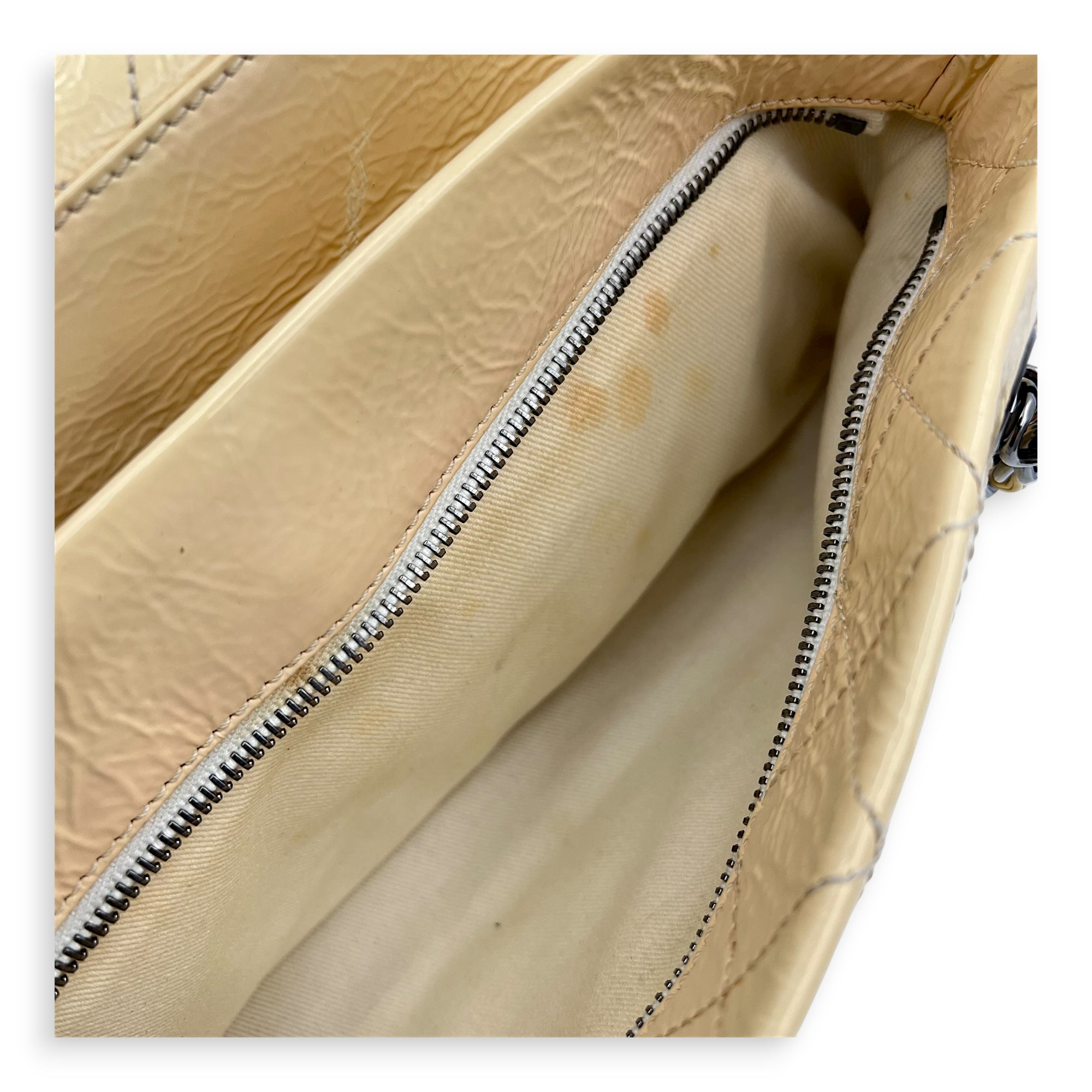 Vintage CC lock Shoulder Bag Beige in Patent Leather, Silver hardware