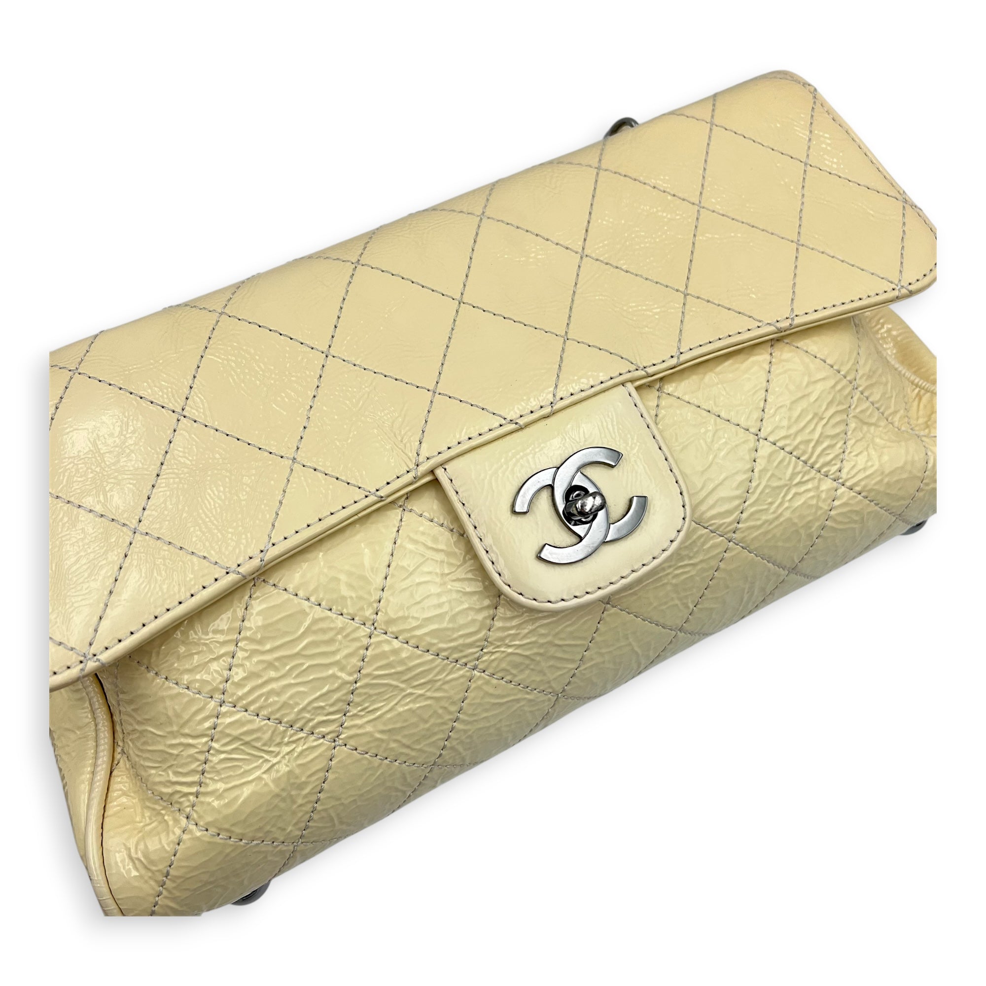 Vintage CC lock Shoulder Bag Beige in Patent Leather, Silver hardware