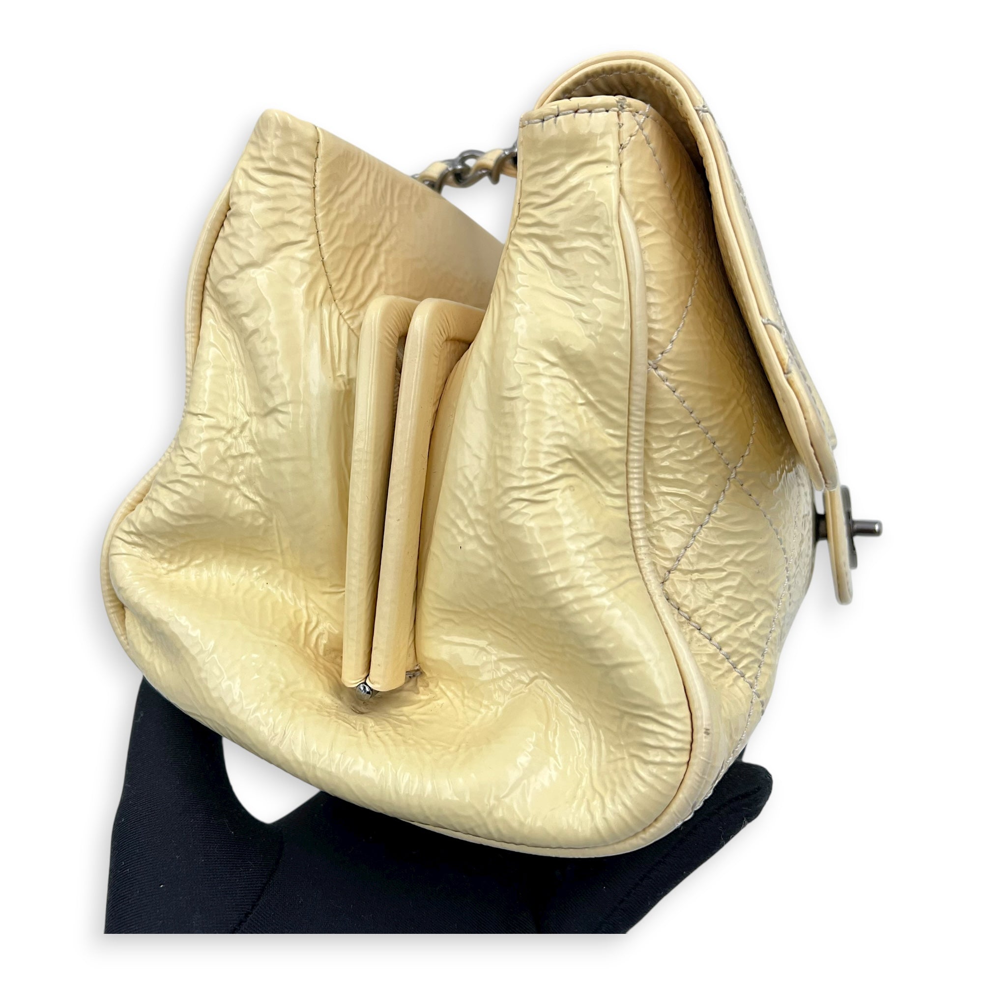Vintage CC lock Shoulder Bag Beige in Patent Leather, Silver hardware