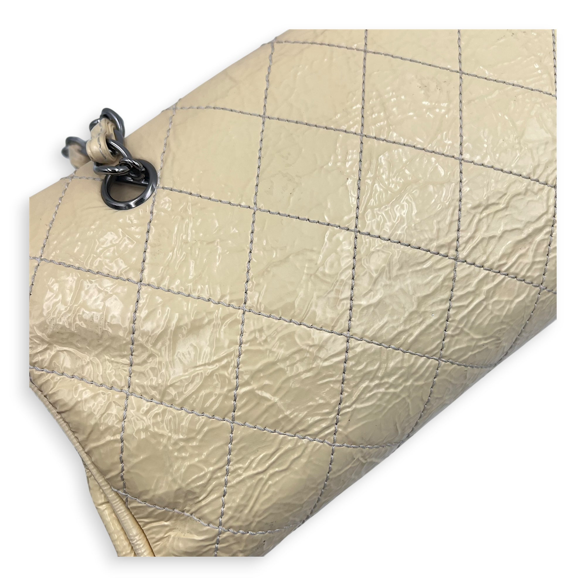 Vintage CC lock Shoulder Bag Beige in Patent Leather, Silver hardware