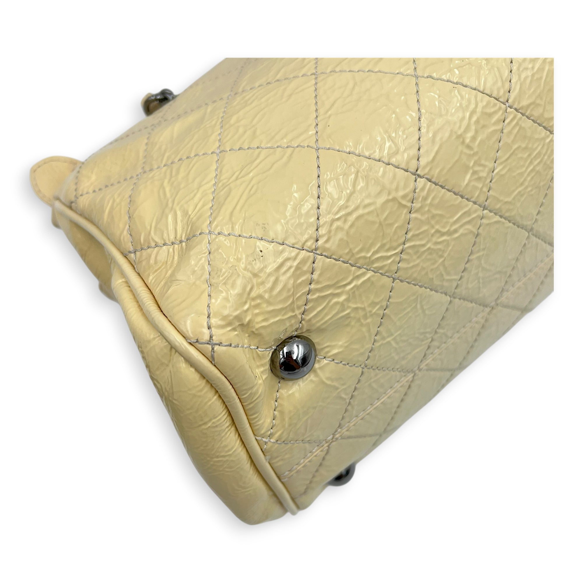 Vintage CC lock Shoulder Bag Beige in Patent Leather, Silver hardware