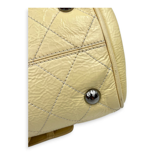 Vintage CC lock Shoulder Bag Beige in Patent Leather, Silver hardware