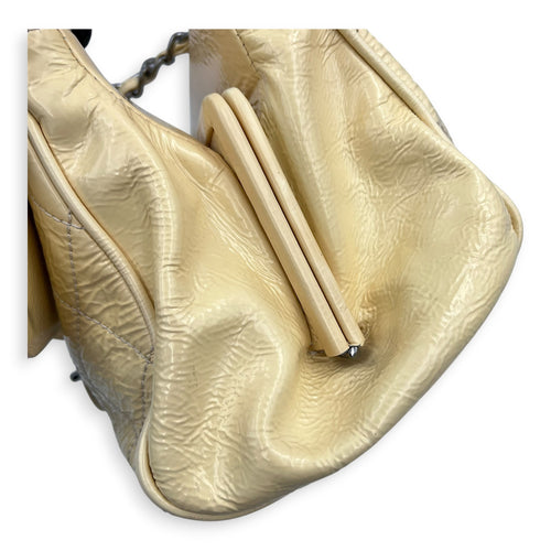 Vintage CC lock Shoulder Bag Beige in Patent Leather, Silver hardware