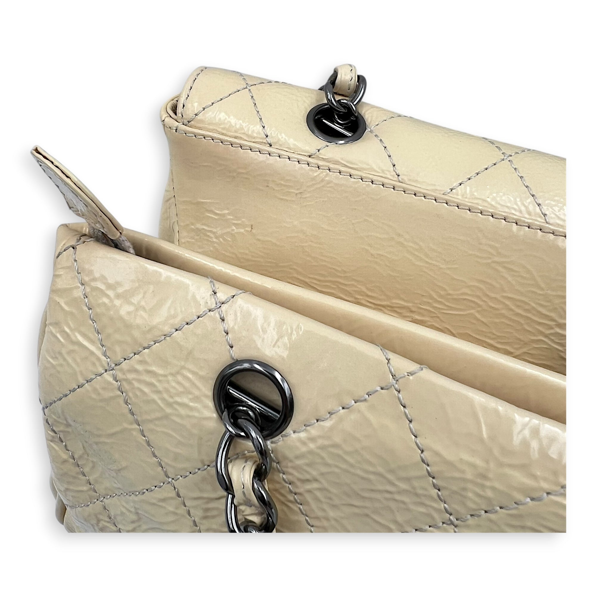 Vintage CC lock Shoulder Bag Beige in Patent Leather, Silver hardware