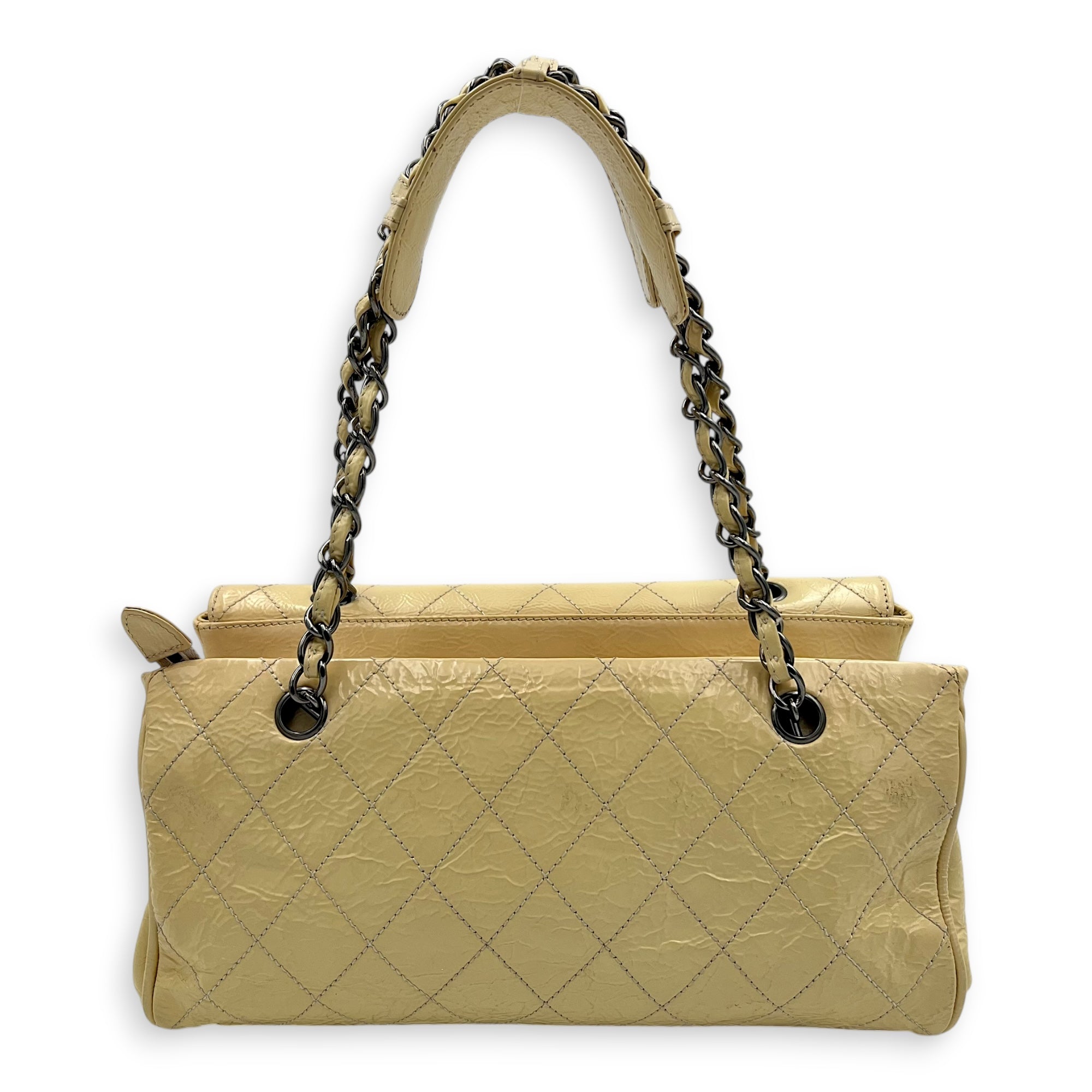 Vintage CC lock Shoulder Bag Beige in Patent Leather, Silver hardware