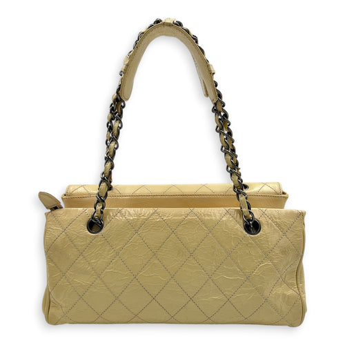 Vintage CC lock Shoulder Bag Beige in Patent Leather, Silver hardware