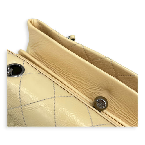 Vintage CC lock Shoulder Bag Beige in Patent Leather, Silver hardware