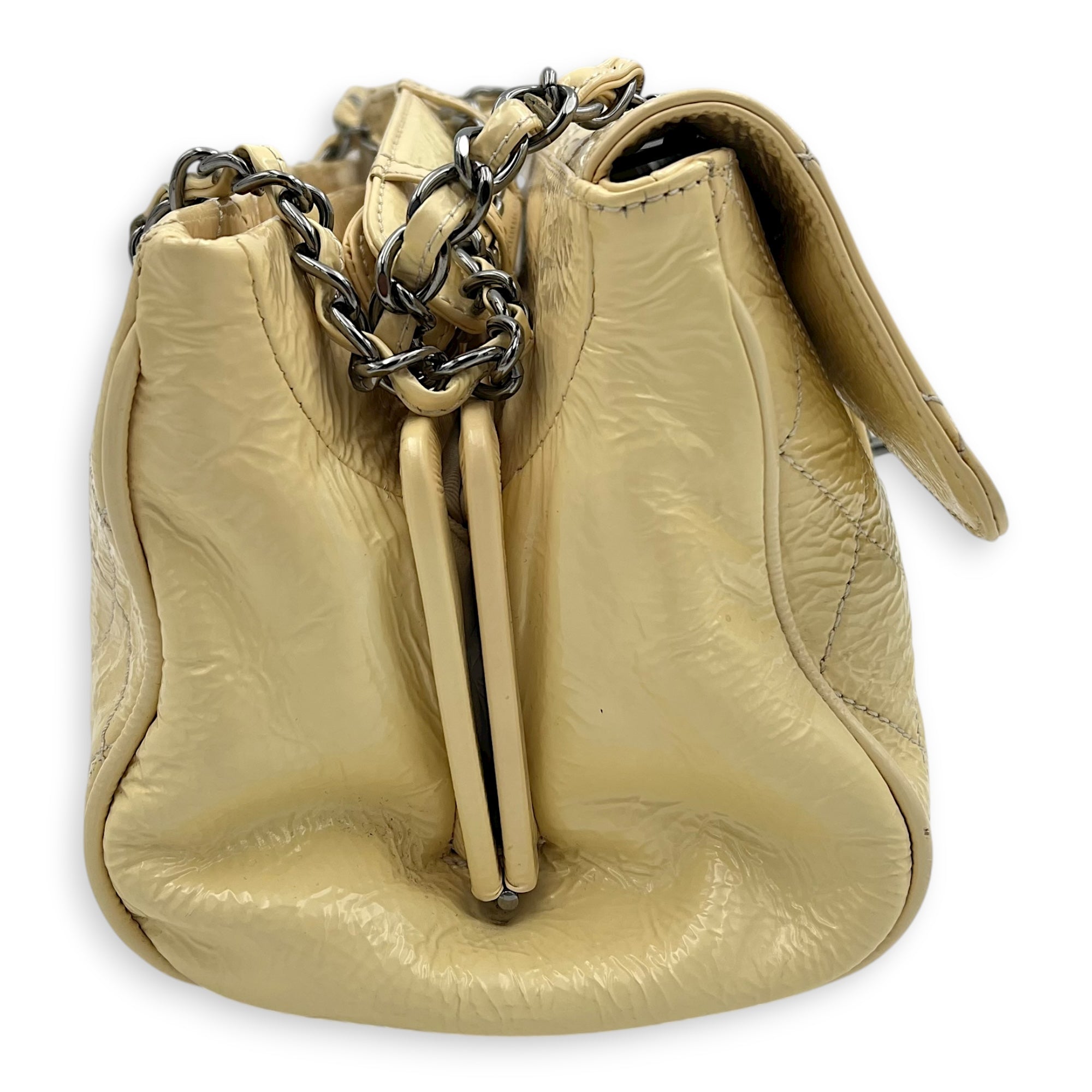 Vintage CC lock Shoulder Bag Beige in Patent Leather, Silver hardware