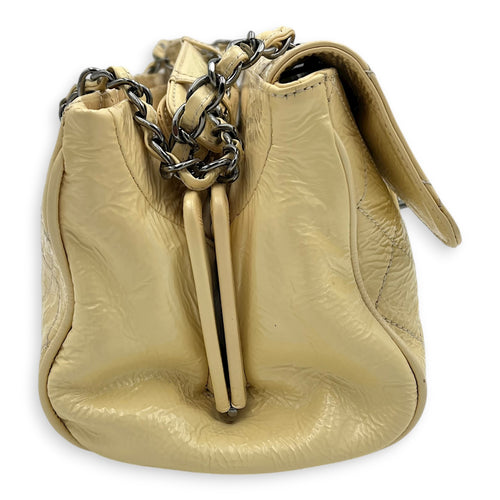 Vintage CC lock Shoulder Bag Beige in Patent Leather, Silver hardware