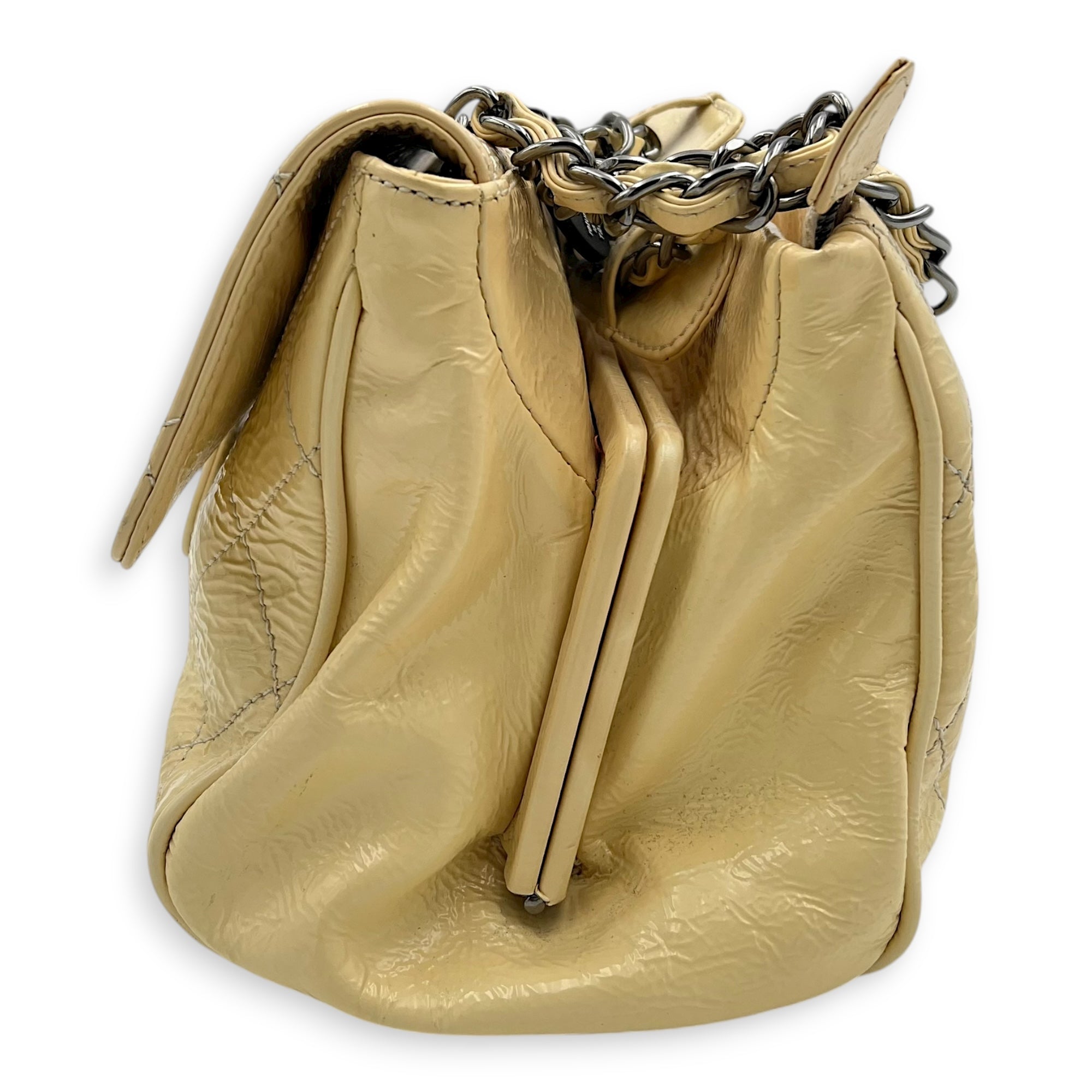 Vintage CC lock Shoulder Bag Beige in Patent Leather, Silver hardware