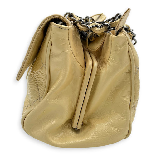 Vintage CC lock Shoulder Bag Beige in Patent Leather, Silver hardware