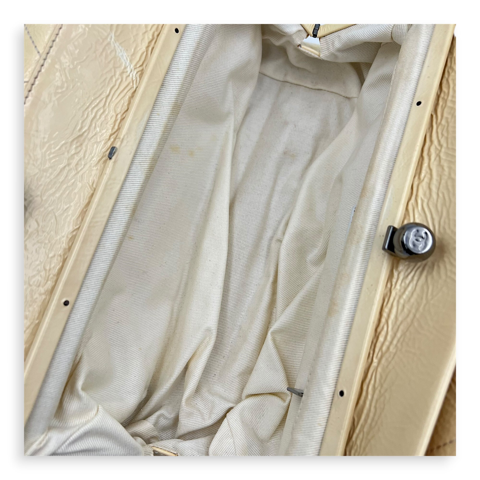 Vintage CC lock Shoulder Bag Beige in Patent Leather, Silver hardware