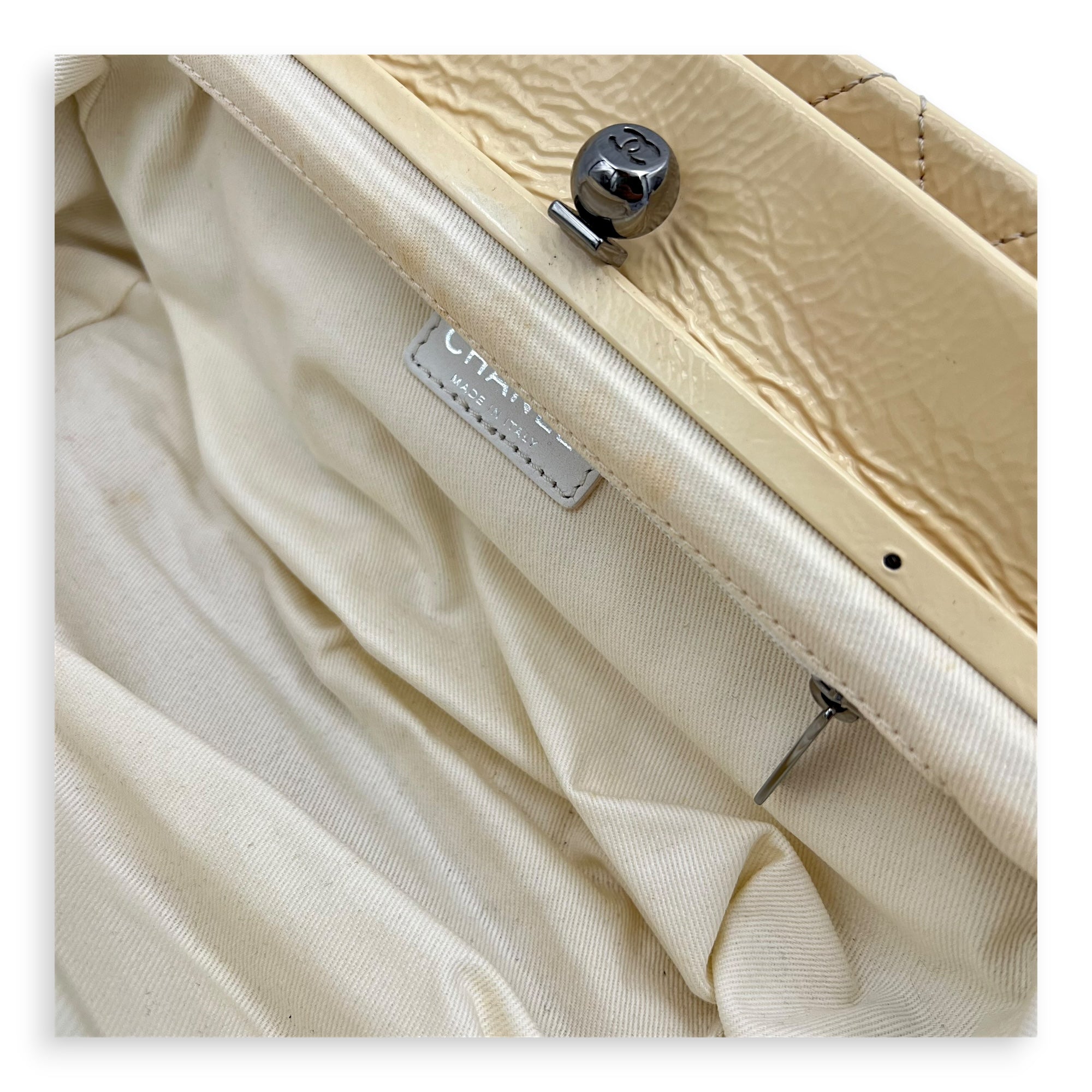 Vintage CC lock Shoulder Bag Beige in Patent Leather, Silver hardware