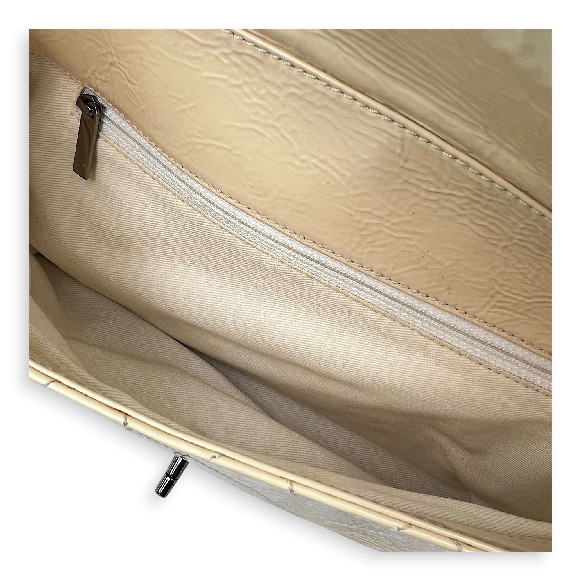 Vintage CC lock Shoulder Bag Beige in Patent Leather, Silver hardware