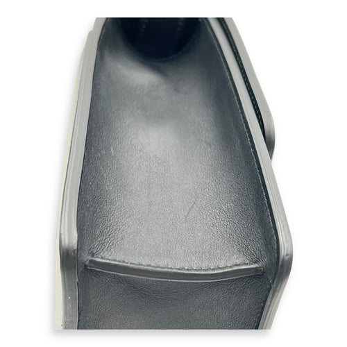 30 Montaigne Shoulder Bag Medium Black in Calfskin, Gold hardware