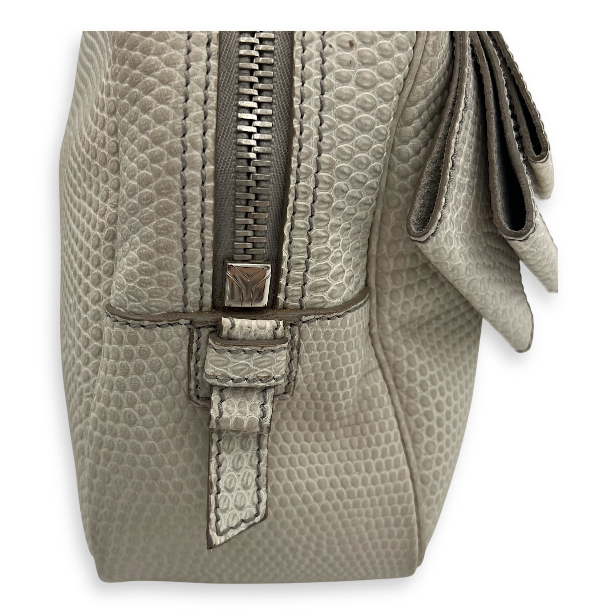 Sac Y-Bow Shoulder Bag White in Embossed Calfskin, Silver hardware