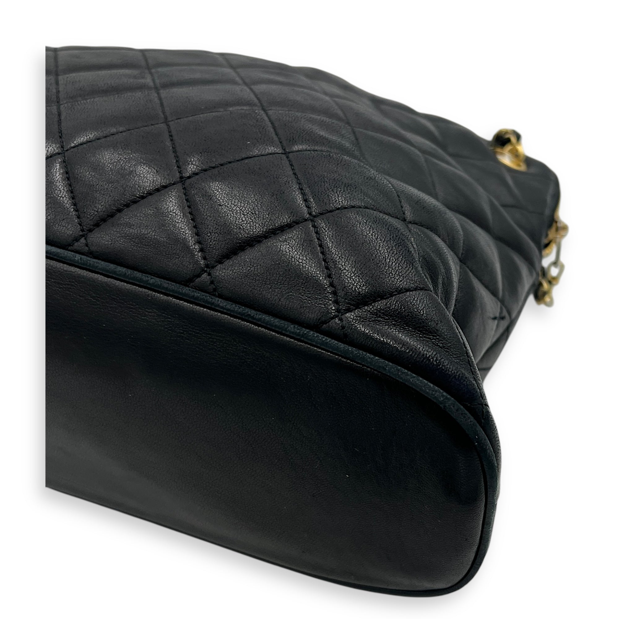 Vintage Shoulder Bag Black in Lambskin, Gold hardware