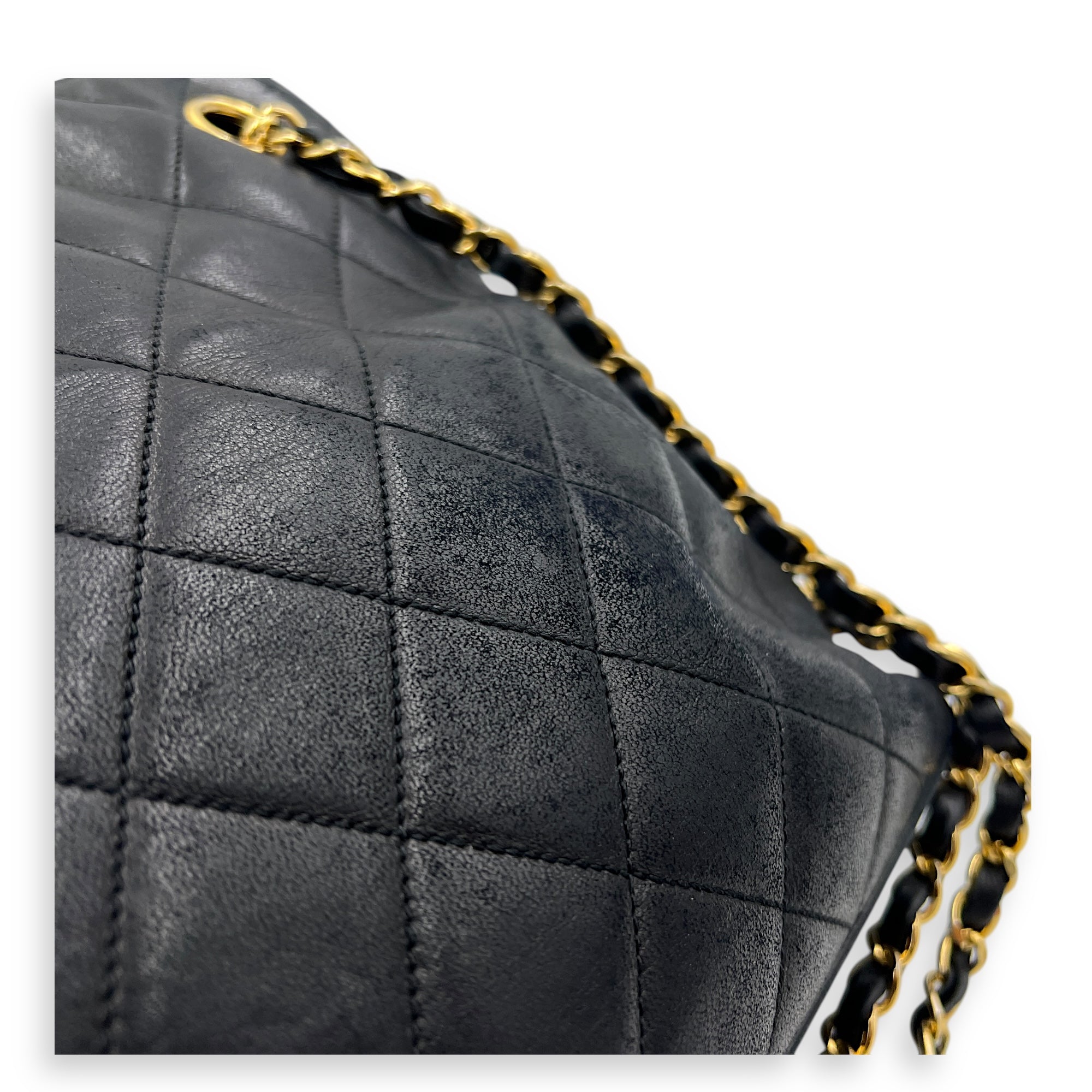 Vintage Shoulder Bag Black in Lambskin, Gold hardware
