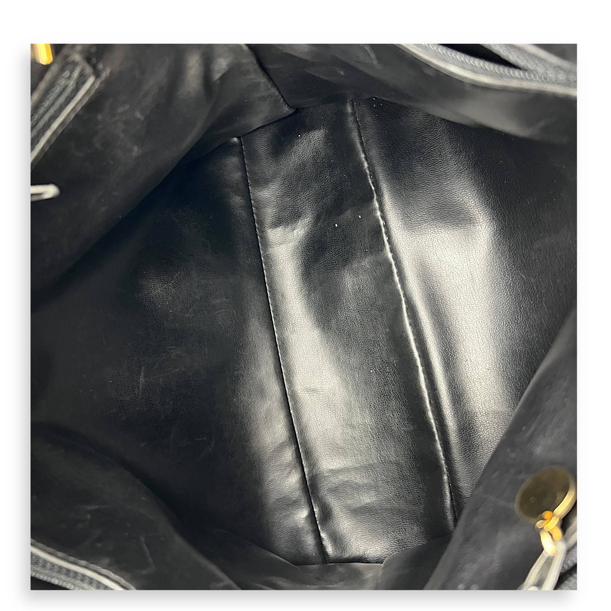 Vintage Shoulder Bag Black in Lambskin, Gold hardware