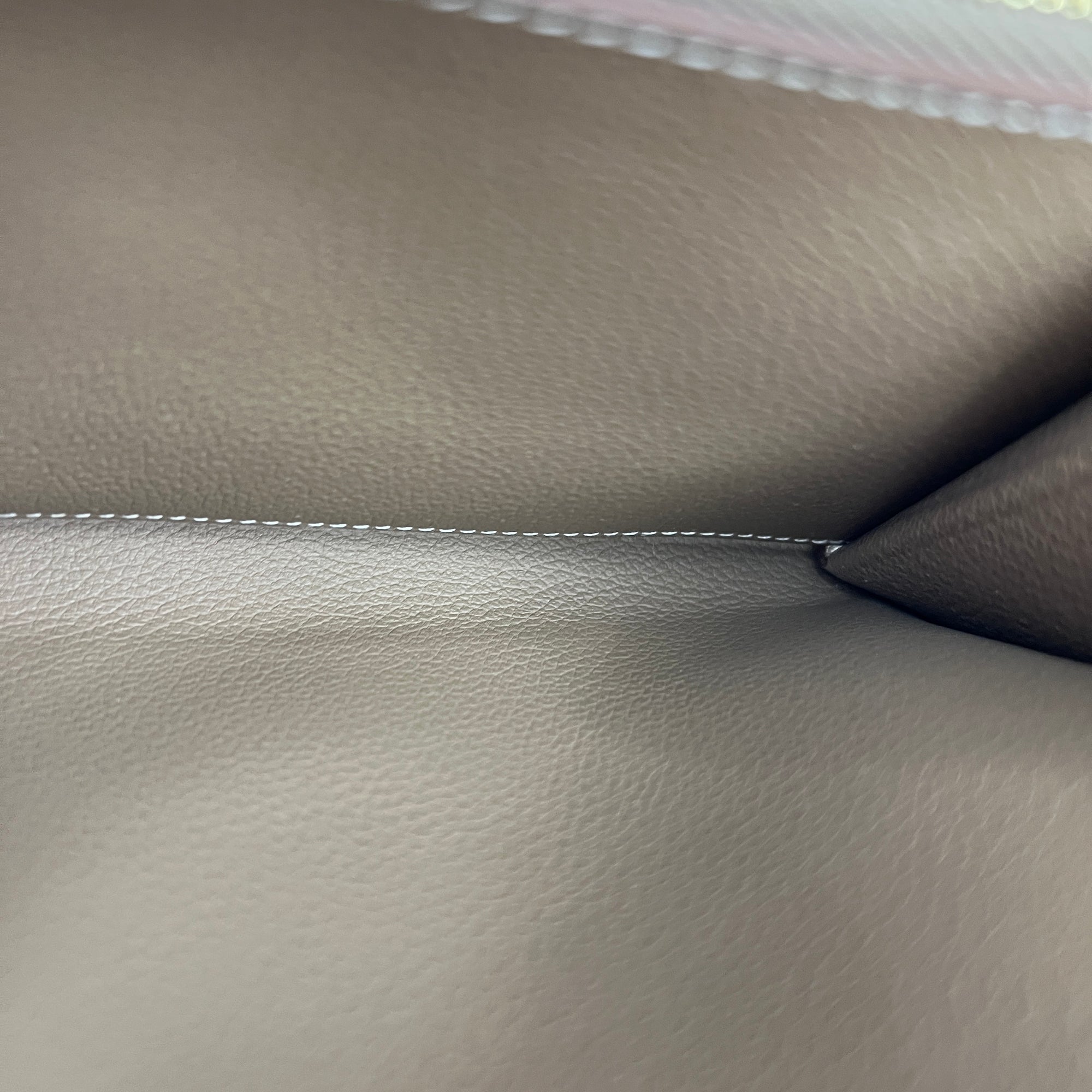 Constance To Go Etoupe Wallet On Chain in Evercolor, Gold hardware