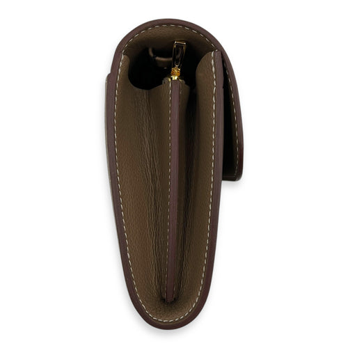 Constance To Go Etoupe Wallet On Chain in Evercolor, Gold hardware