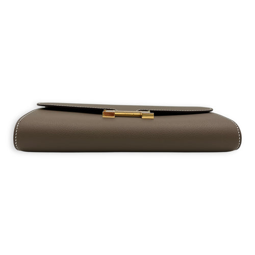 Constance To Go Etoupe Wallet On Chain in Evercolor, Gold hardware