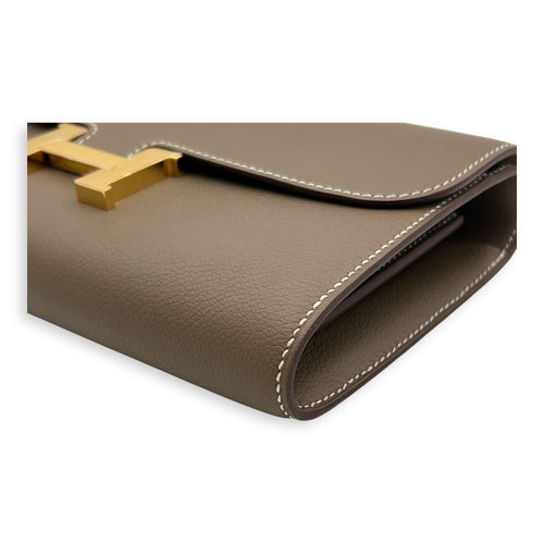 Constance To Go Etoupe Wallet On Chain in Evercolor, Gold hardware
