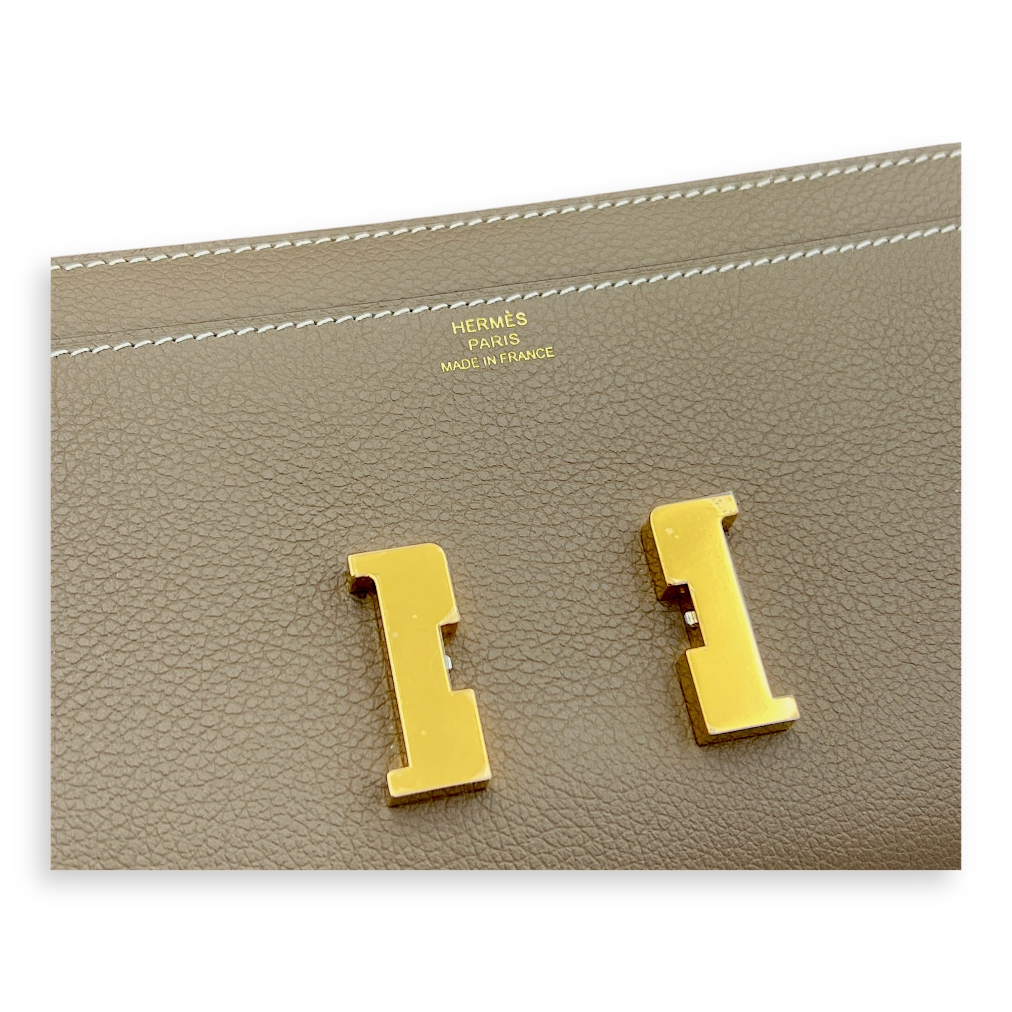 Constance To Go Etoupe Wallet On Chain in Evercolor, Gold hardware