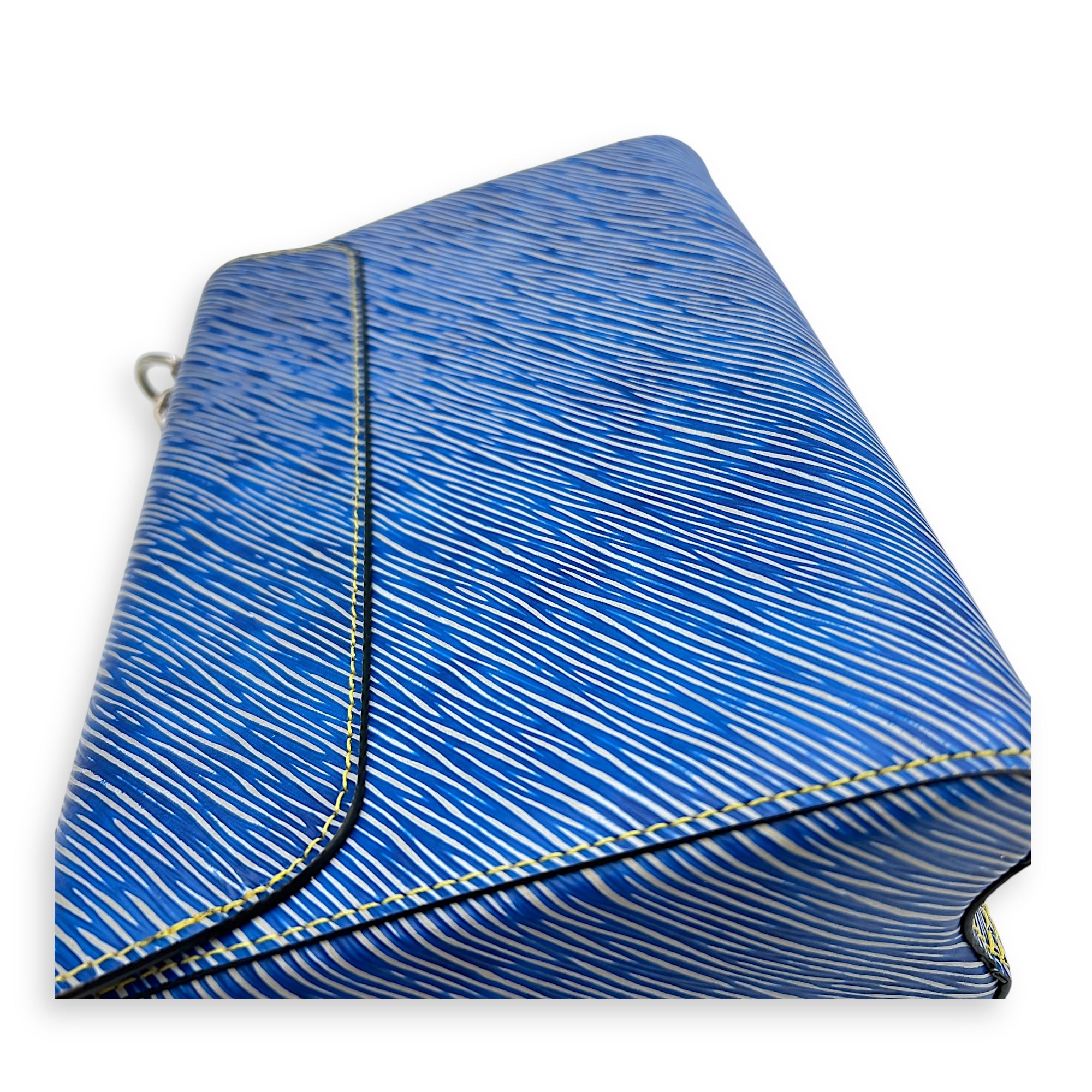 Twist Shoulder Bag MM Blue in Epi Leather, Mixed hardware