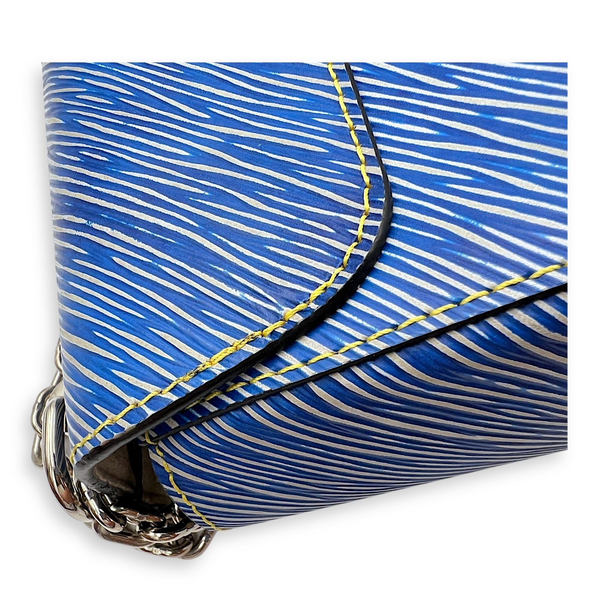 Twist Shoulder Bag MM Blue in Epi Leather, Mixed hardware