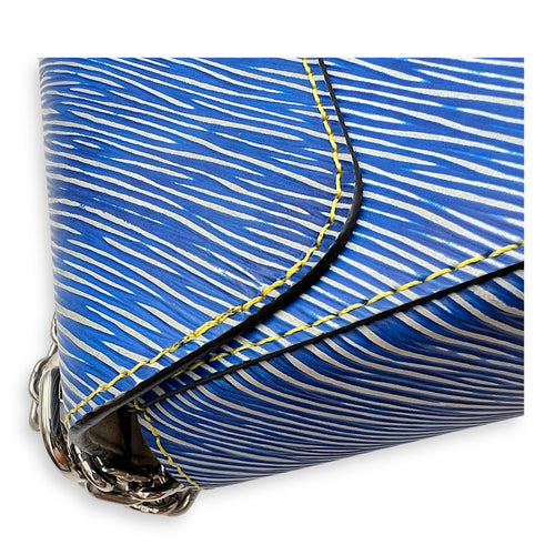 Twist Shoulder Bag MM Blue in Epi Leather, Mixed hardware