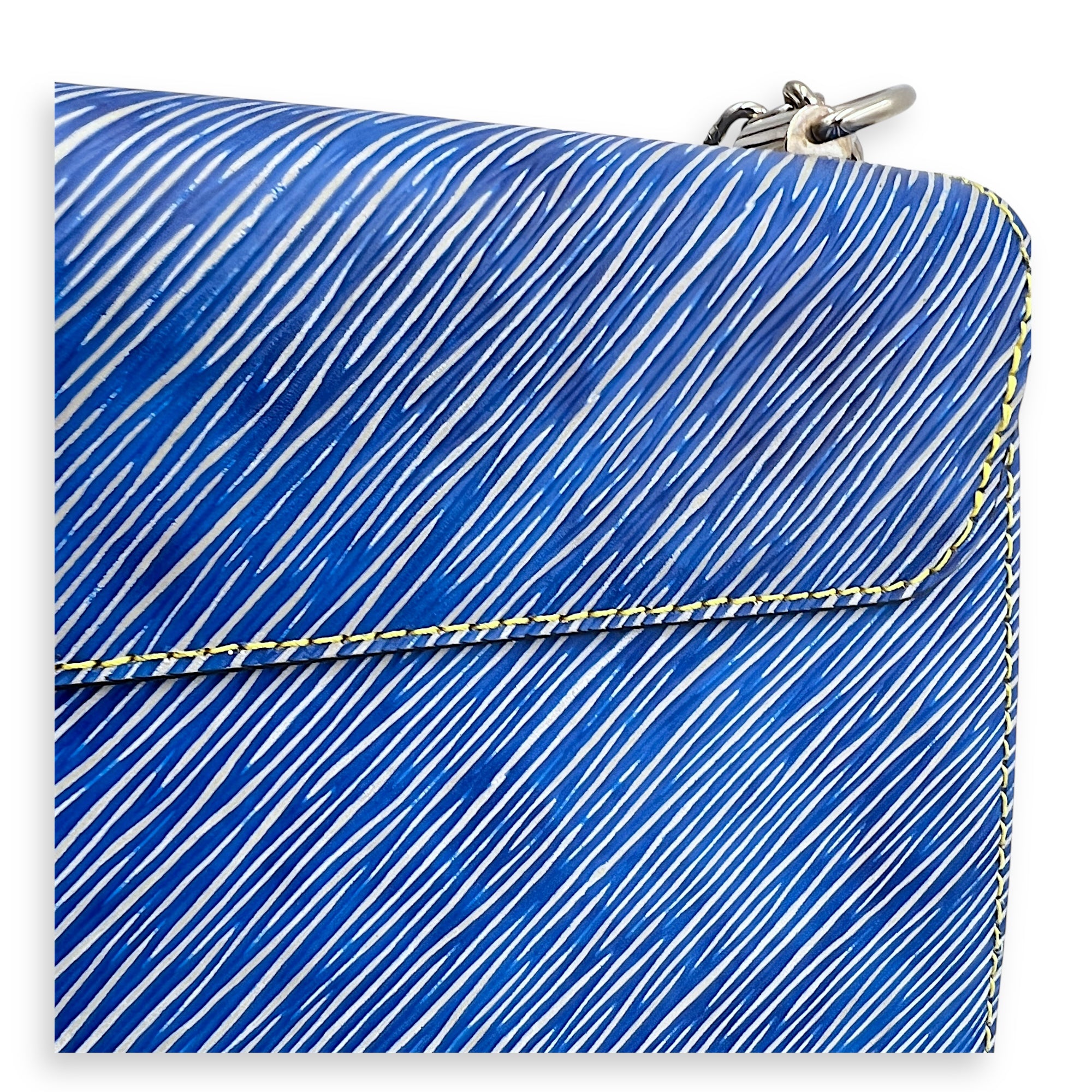 Twist Shoulder Bag MM Blue in Epi Leather, Mixed hardware