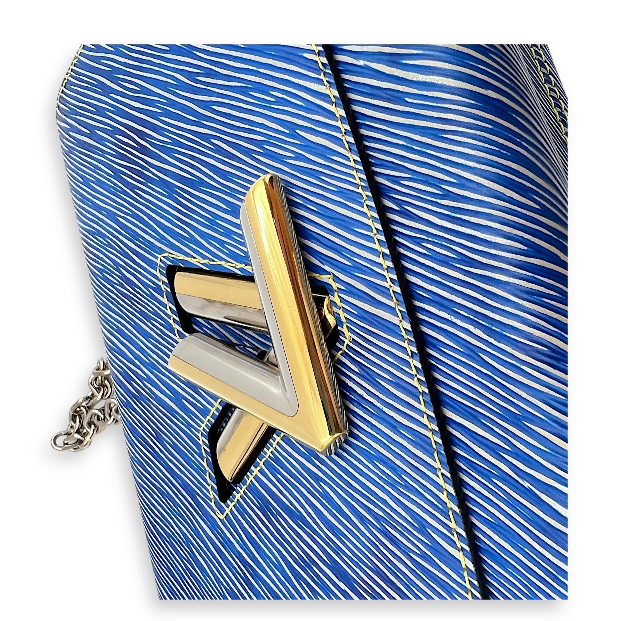 Twist Shoulder Bag MM Blue in Epi Leather, Mixed hardware
