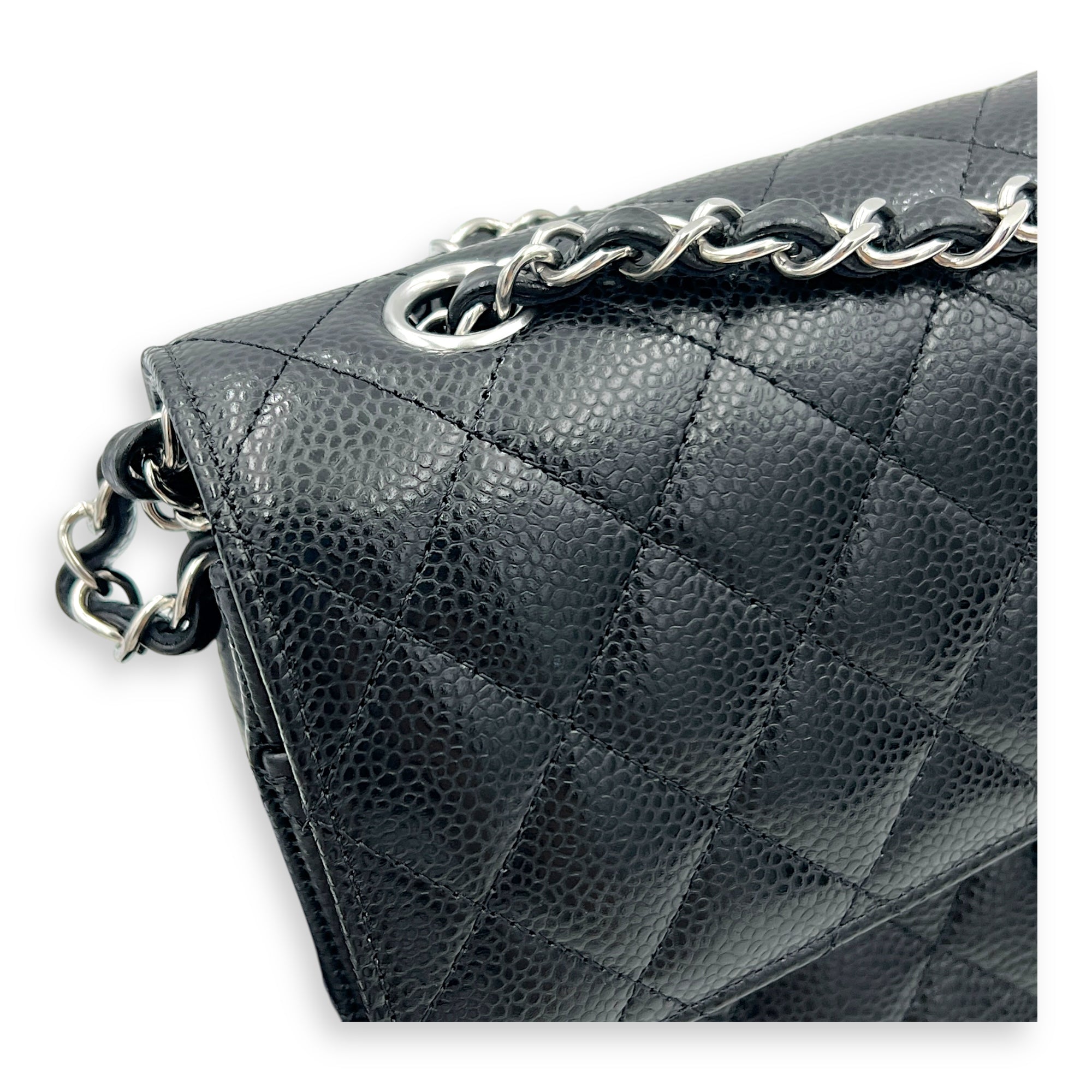 Classic Shoulder Bag Medium Black in Caviar Leather, Silver hardware